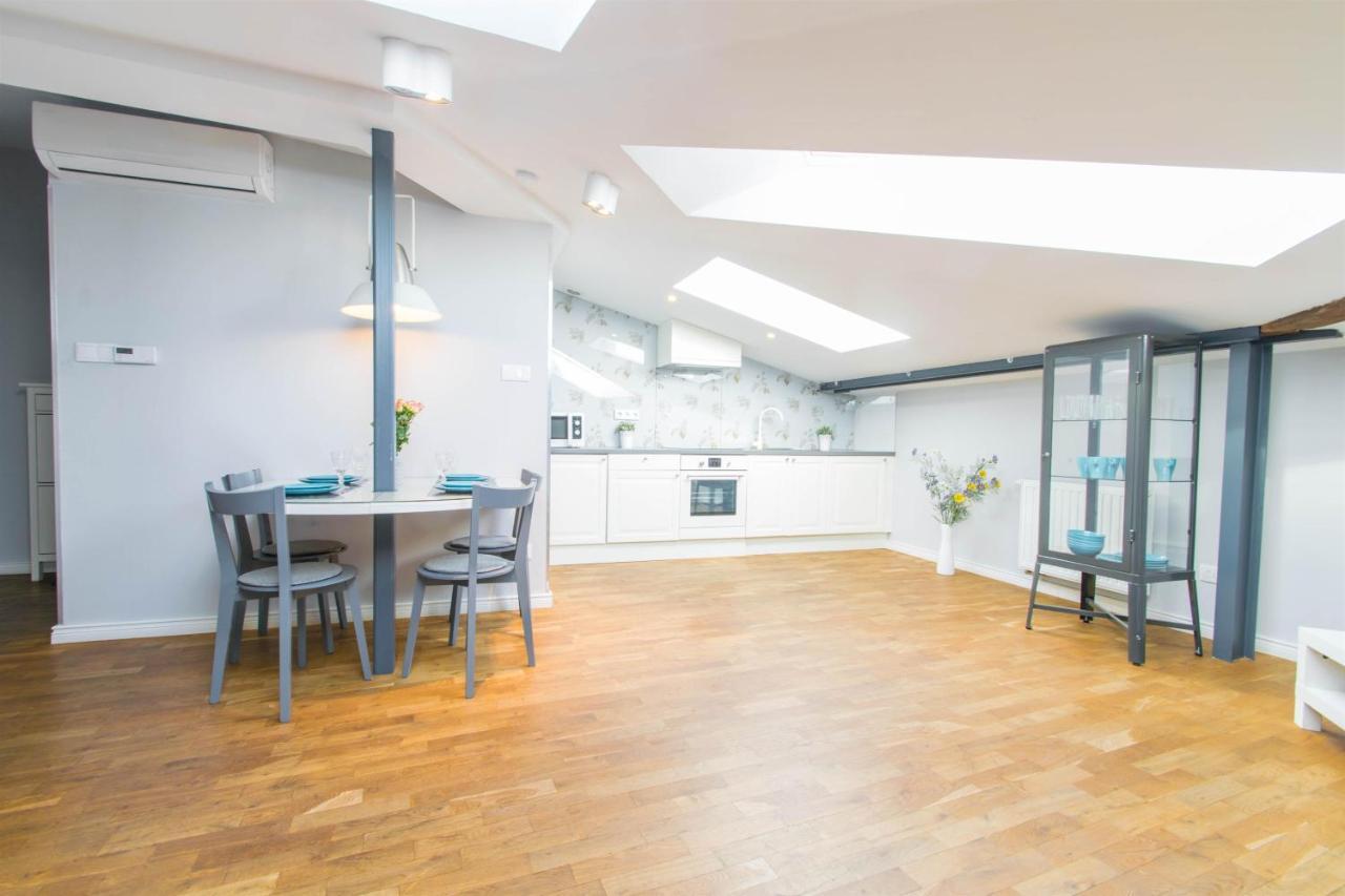 Krupnicza Modern Old Town Apartments - By Upstairs Krakow Luaran gambar
